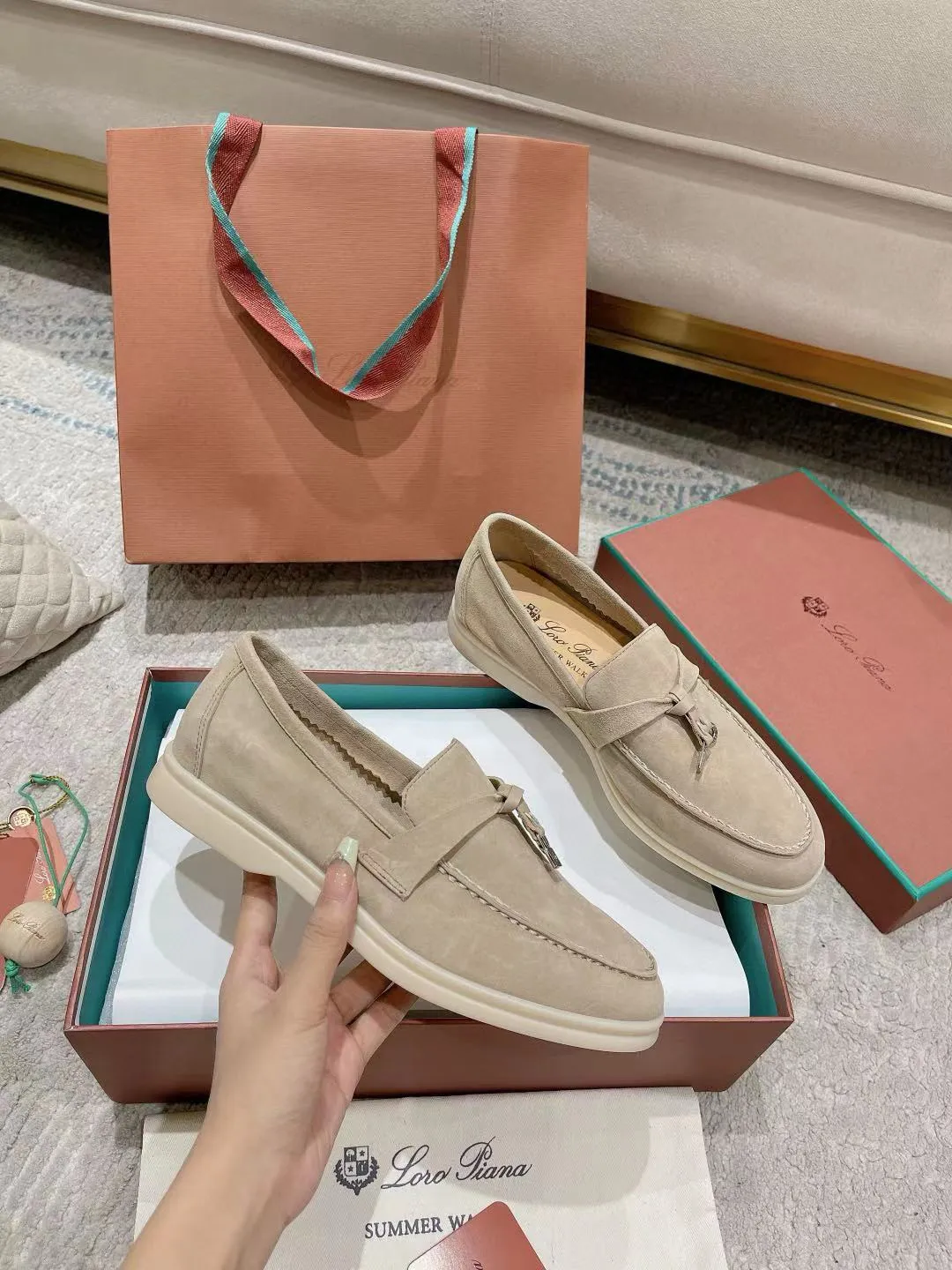 Factory price: 520💰4050 new color. Original purchase, 1⃣️: 1⃣️ folded and developed, Loro Piana professional model to try on feet, quality purchase level, flash sale of common products on the market, welcome to compare, original packaging. Fabric: Imported from Italy🐑High mercerized shearling, Lining: Hand-sewn mark thread in water-dyed cowhide imported from Italy🧵, high-end and elegant. Comfortable on the feet. Size: Women's 35-42 (41, 42) customized, non-returnable, men's 38-45 (46, 47, 48) customized, non-refundable. Fashionable boutiques that you can’t miss, a must-have item